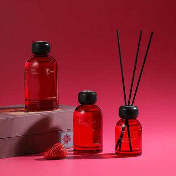 Luxury Custom Christmas Home Fragrance Gift Set Private Label Scented Candles Reed Diffuser in Glass Personalized for Holidays