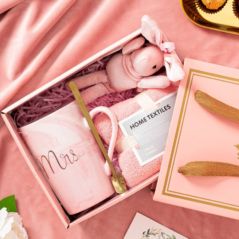 Customized Logo Wedding Gifts for Guests Bridesmaids 4 in 1 Holiday Souvenirs Party Valentine Mother Gift Set Box for Women Men