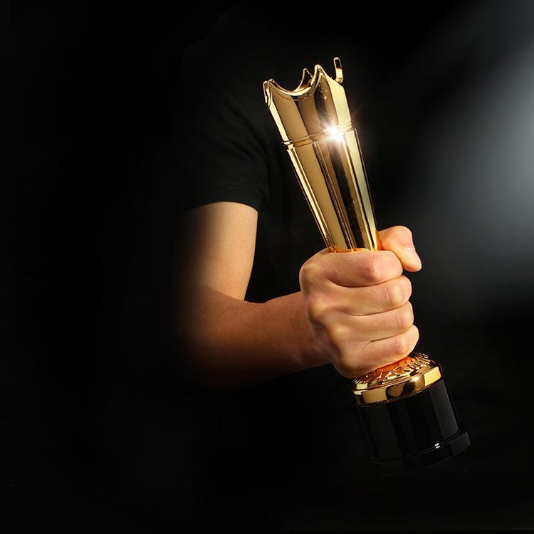 OEM/ODM Luxury Crown Shape Metal Resin Crystal Trophy Award Other Crystal Crafts Product