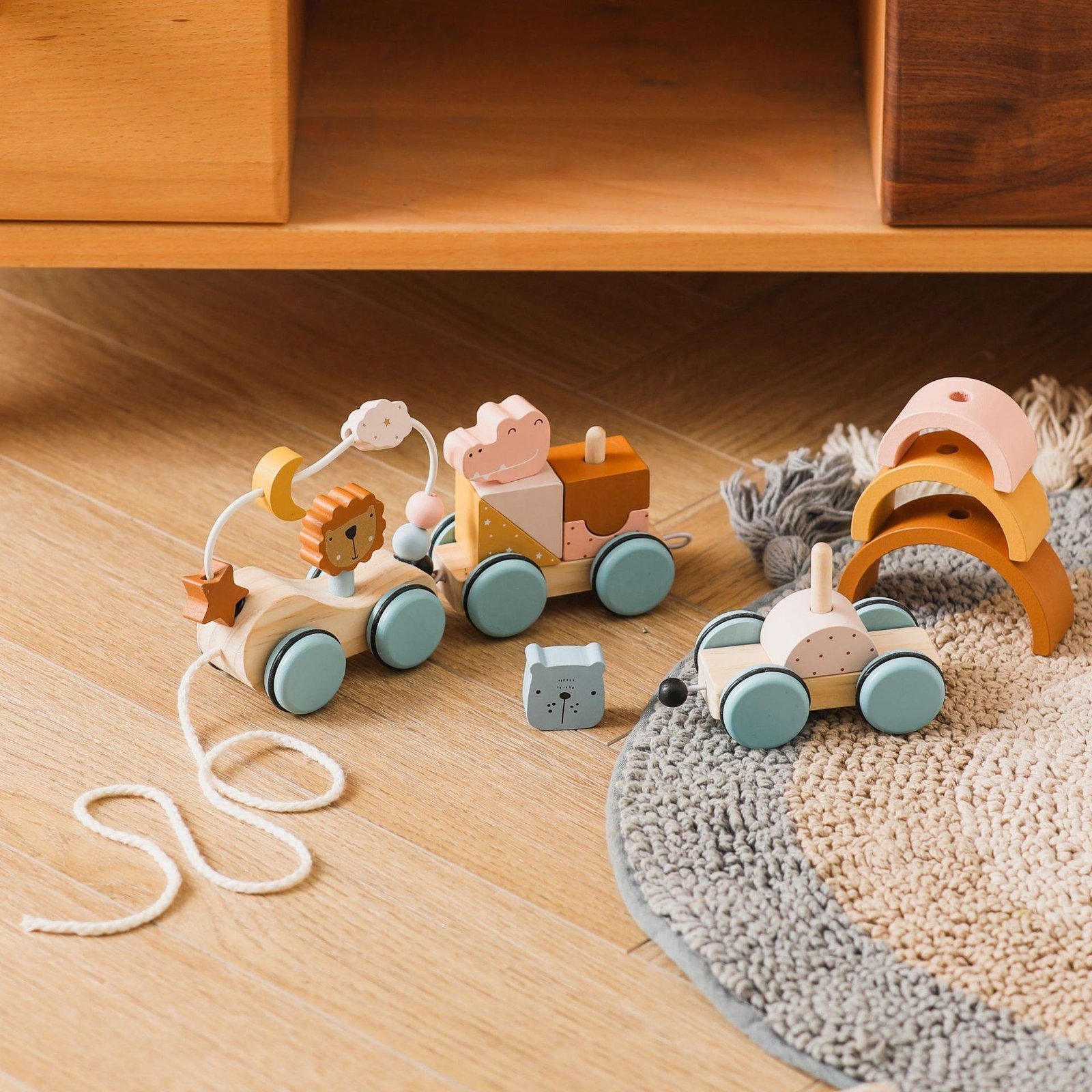 Wooden Dragging Car Montessori Toy Pull Along Eco-friendly Educational Toy for Preschool Kids Toddlers Playing