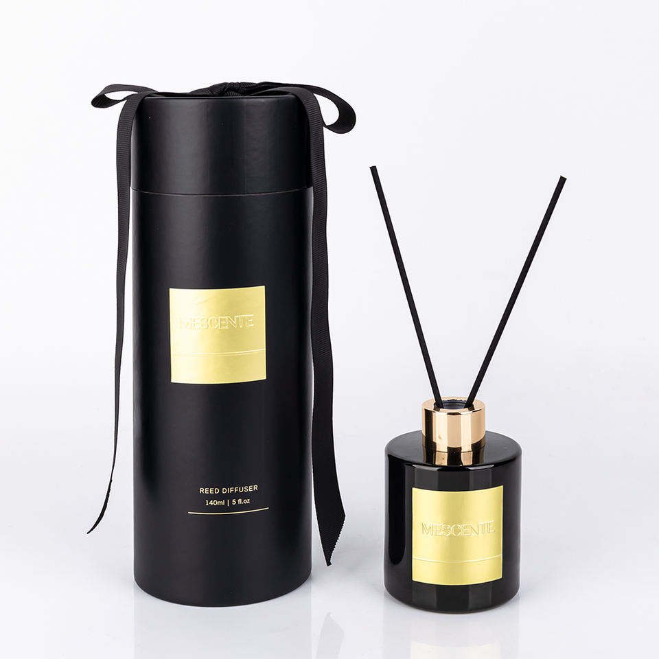Luxury Custom Christmas Home Fragrance Gift Set Private Label Scented Candles Reed Diffuser in Glass Personalized for Holidays