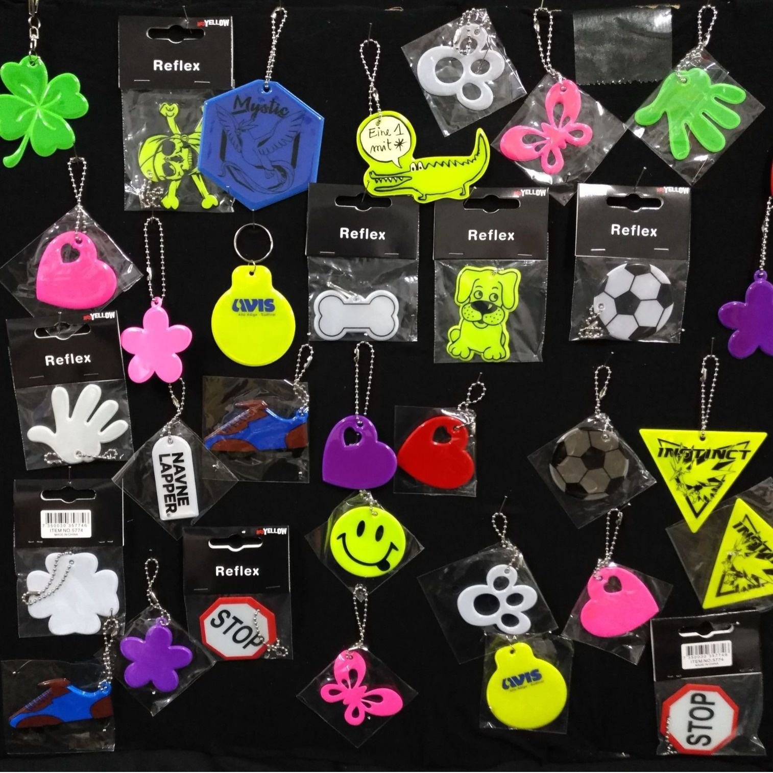 Custom Logo PVC Reflective Key Chain Mini Plastic LED Light Flashlight Squeeze Vest Key Chain Reflective Key Chain